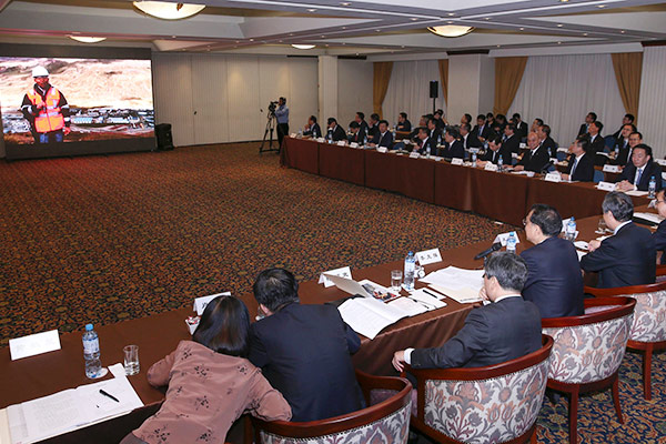 Premier talks with Chinese entrepreneurs in Peru