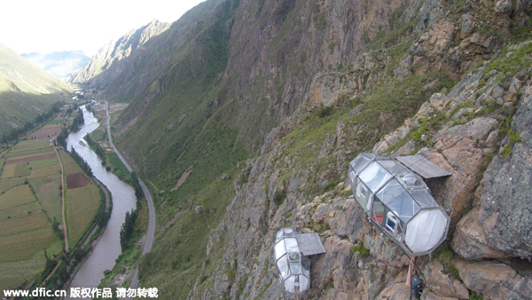 Unusual but true: sleep in a transparent glass room clinging to cliff