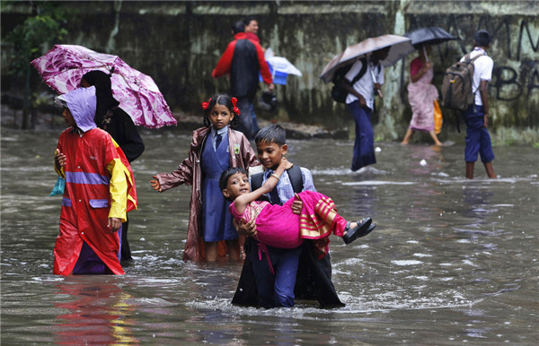 Heavy rains disrupt life in India