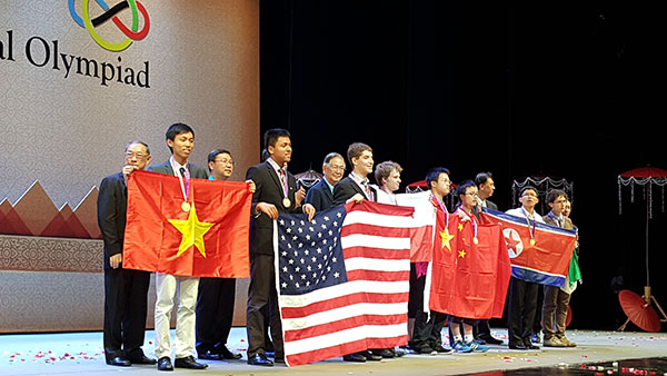 US noses out China in math meet