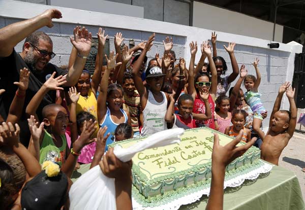 Fidel Castro marks 89th birthday with surprise visit