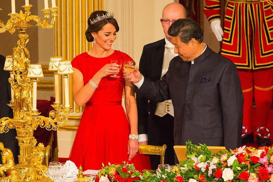 Queen hosts state banquet for Xi