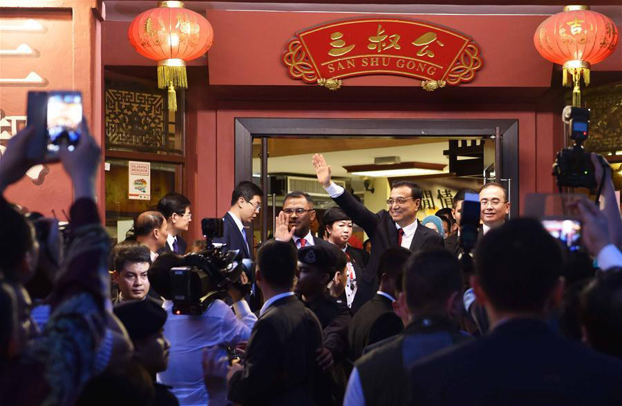 Premier Li meets old friends at specialty shop in Malacca