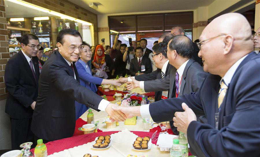 Premier Li meets old friends at specialty shop in Malacca