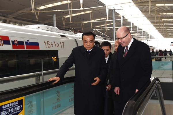 Premier road show: Li takes CEE leaders on high-speed train ride