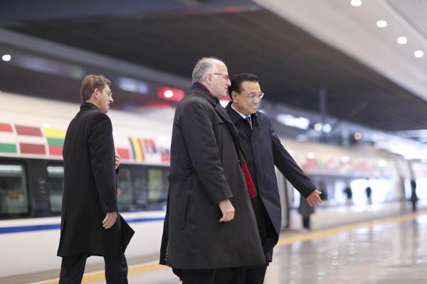 Premier road show: Li takes CEE leaders on high-speed train ride