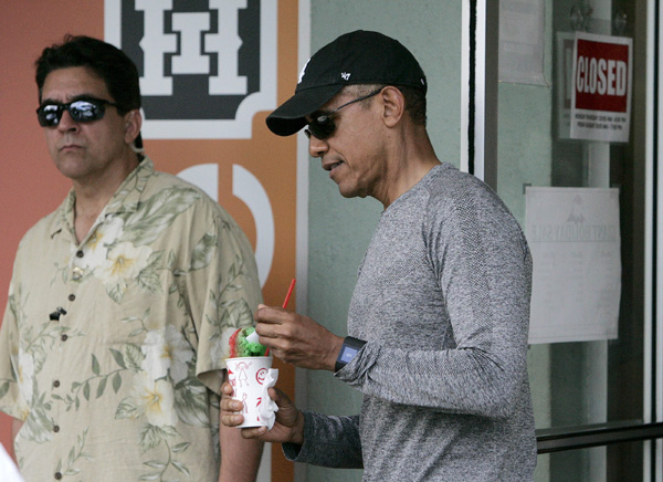 Obama visits shave ice shop during Christmas holiday vacation