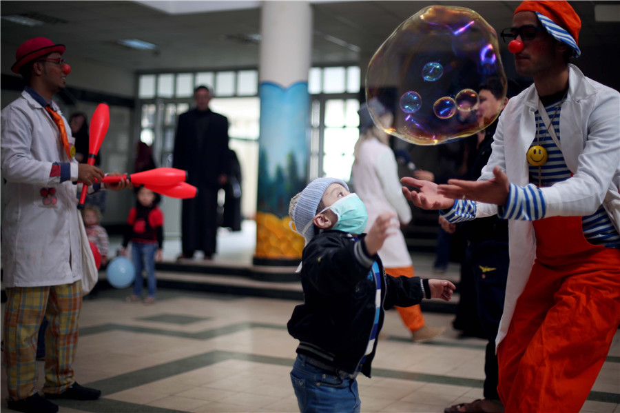 Clowns perform for patient children in Gaza