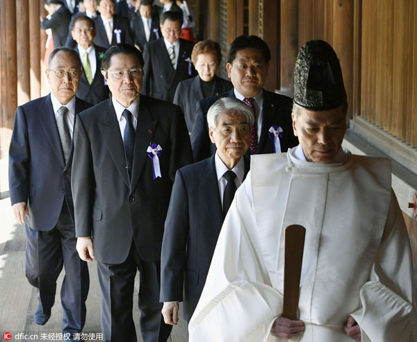 Japanese lawmakers visit war-linked Yasukuni Shrine en masse