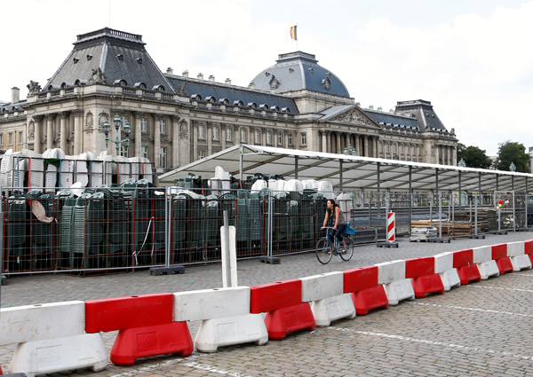 Brussels center closed off as police detain suspicious man; bomb squad called