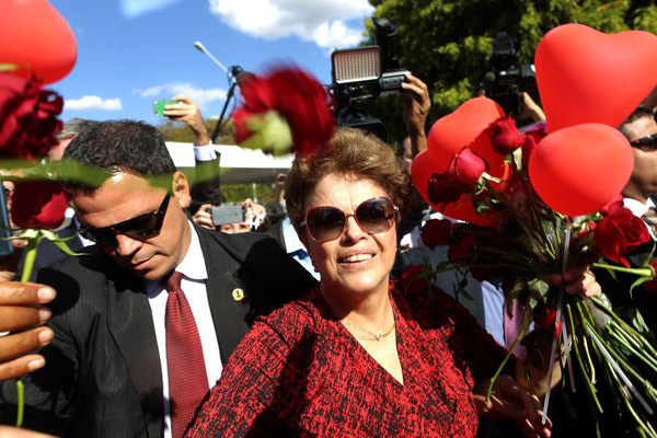 Rousseff leaves presidential residence in salutation from supporters