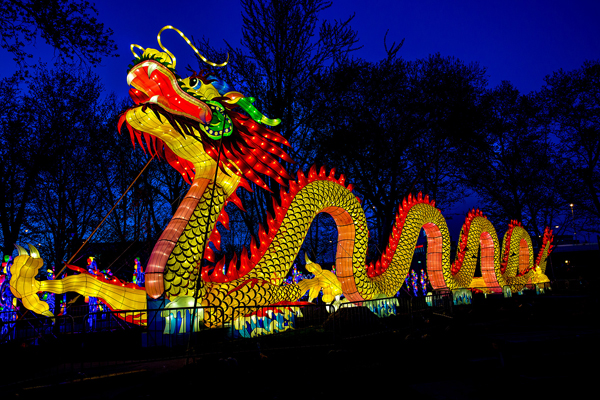 Chinese light display captivates crowds in Milwaukee