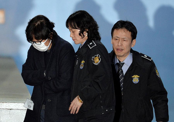 Court issues warrant to formally arrest President Park's confidante