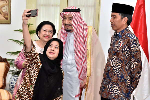 Saudi King Salman embraces 'selfie' on tour across Asia
