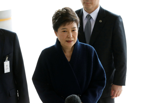 Park Geun-hye says sorry to people before entering prosecutors' office