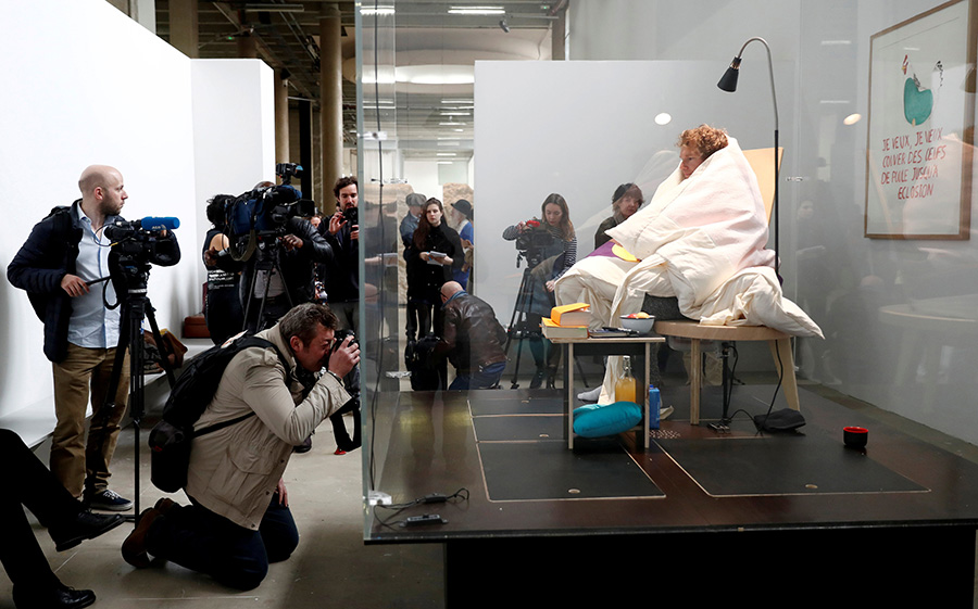 After three weeks, French artist succeeds in hatching eggs