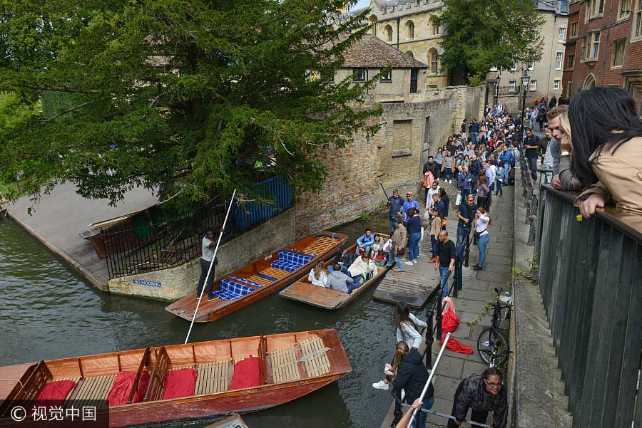 Chinese tourists joins crowd at Cambridge