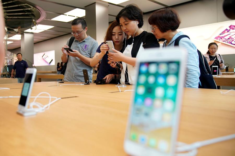 New iphones put on sales worldwide, short lines at stores