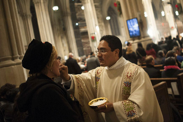 Midnight Christmas mass held in New York