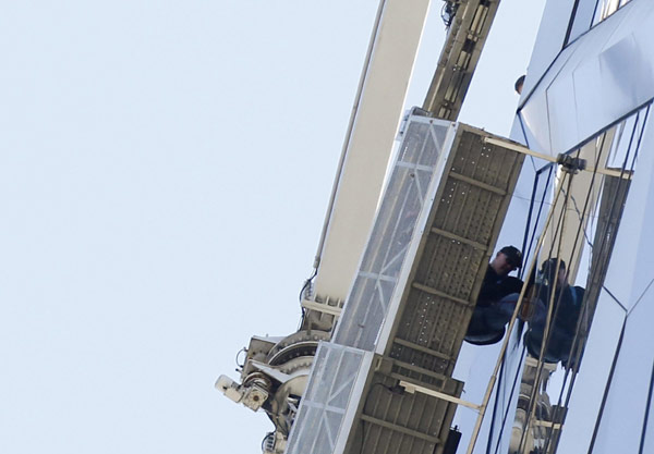 Workers rescued outside 46th floor of Manhattan skyscraper