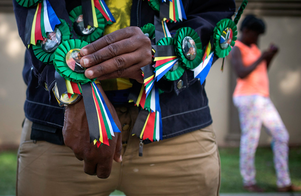Mourners snap up Mandela mementos