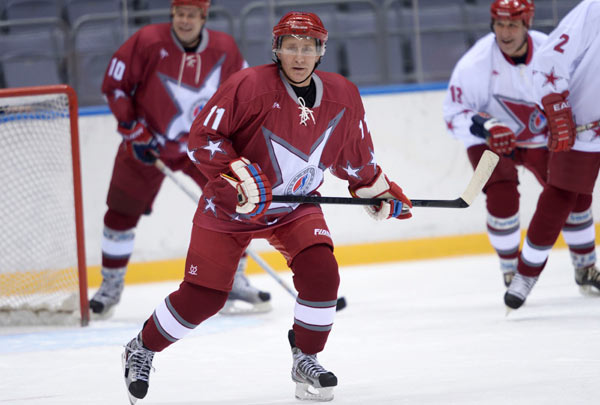Putin, Belarussian president play ice hockey