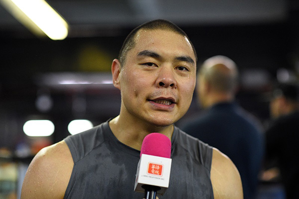 Heavyweight Zhang wins unanimous decision