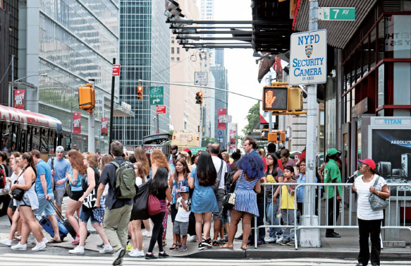 Human gridlock clogs NYC's sidewalks