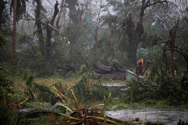More than 800 killed by Hurricane Matthew in Haiti, Florida hit