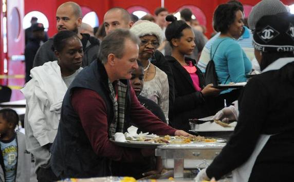 Thousands attend Christmas eve feast in Houston