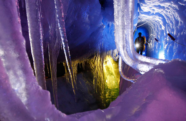'Ice palace' soothes summer heat
