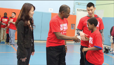 Jeremy Lin teaches kids value of saving money