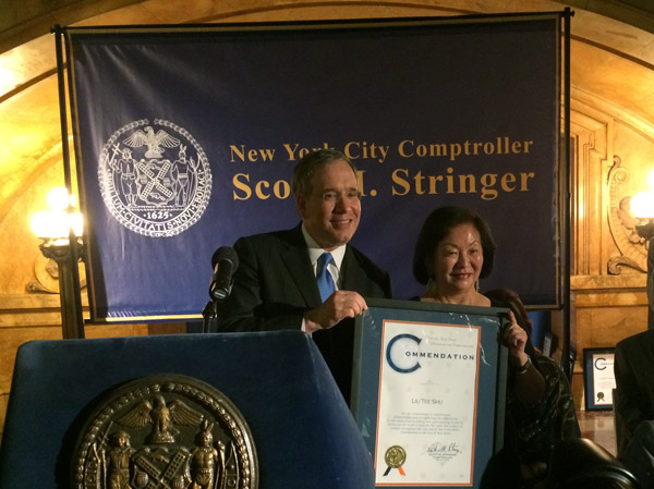 NYC comptroller honors Chinese businesswoman