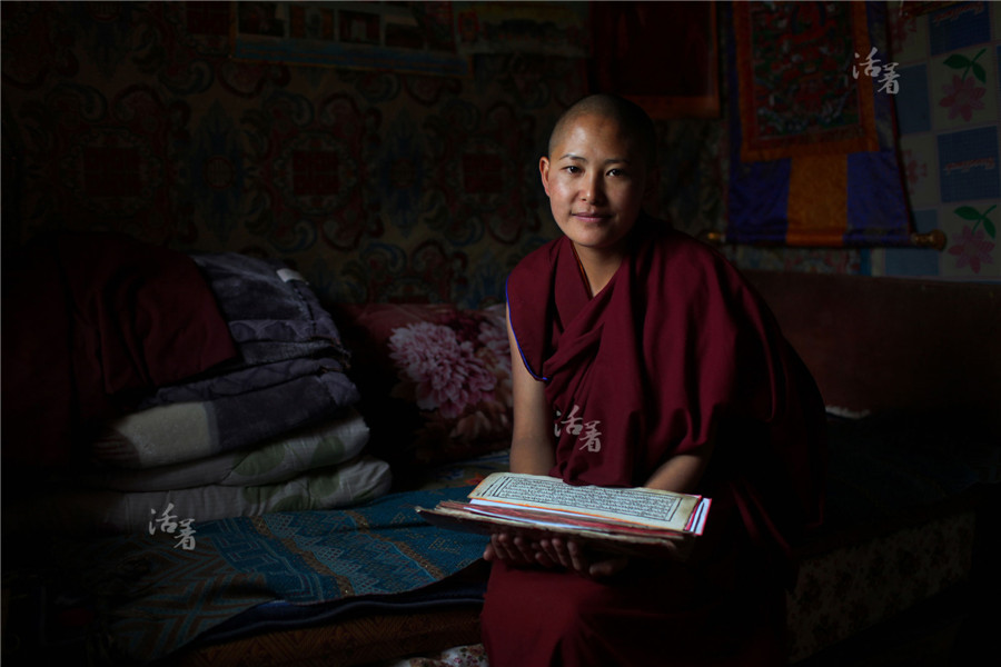Nuns in a Tibet temple