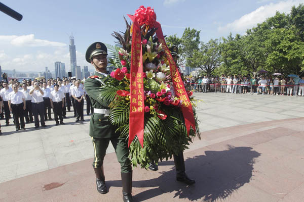 Premier Li Keqiang pays tribute to Deng Xiaoping
