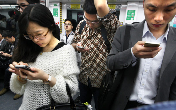 Top 8 symptoms of being a smartphone addict