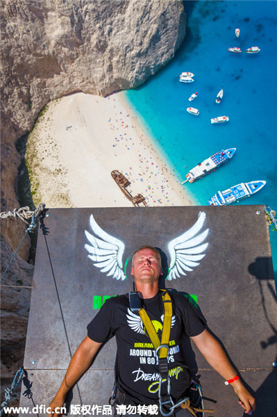 Daredevil ropejumpers leap 200 meter off cliff