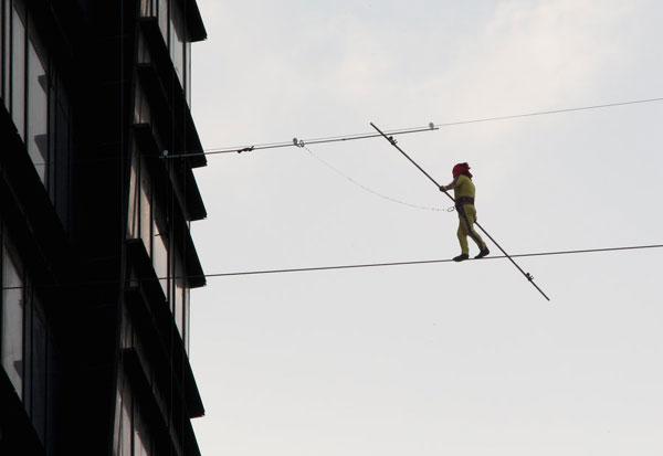 Daredevil breaks blindfolded tightrope walking record