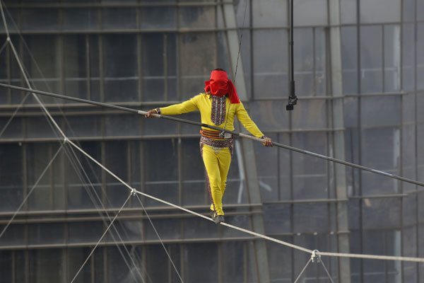 Daredevil breaks blindfolded tightrope walking record