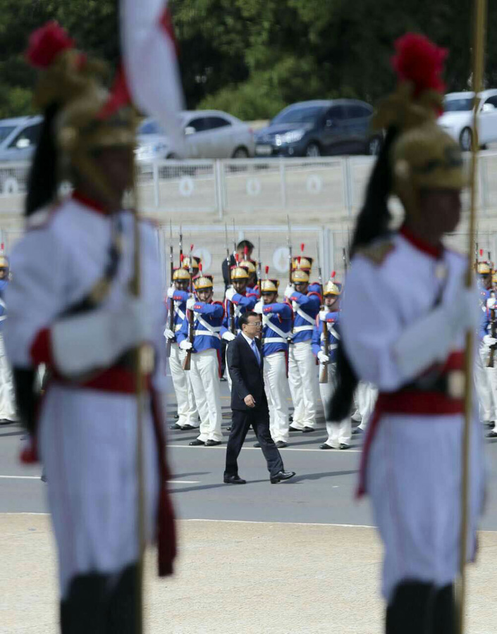 Premier Li Keqiang welcomed by Brazilian president