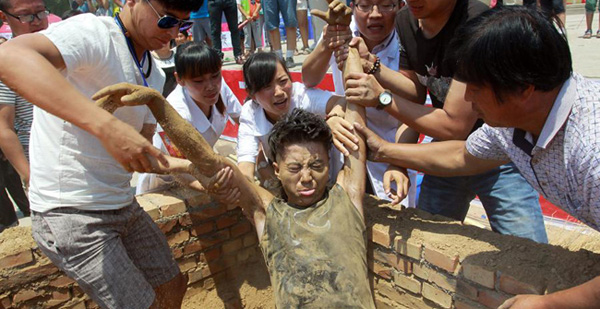 Man breaks record for being buried alive