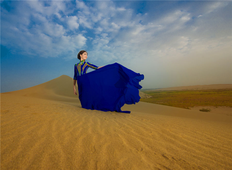 Models heat up Xinjiang desert with Atlas silk