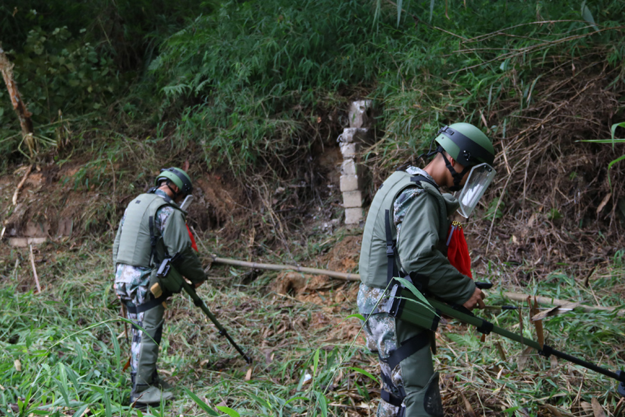 Mine clearance mission on China-Vietnam border