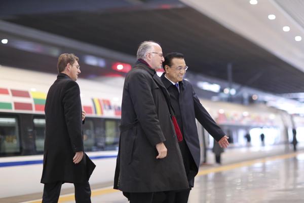 Premier Li and CEE leaders take high-speed train ride