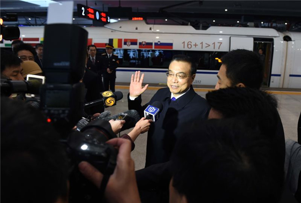 Premier Li and CEE leaders take high-speed train ride