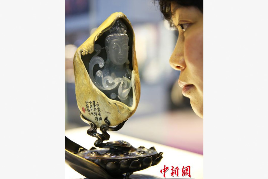 Exquisite gold and jade products go on display in Beijing