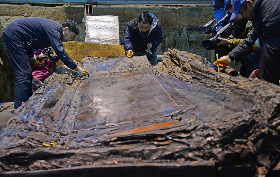 External coffin lid of 2,000-year-old Chinese tomb opened