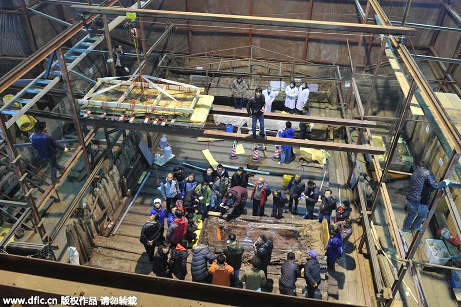 External coffin lid of 2,000-year-old Chinese tomb opened