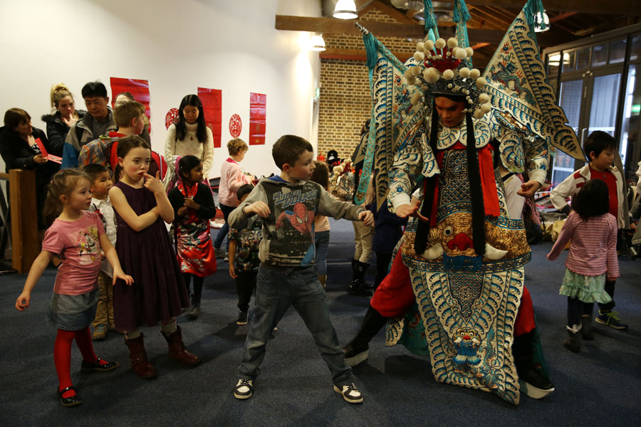Sichuan opera charms British children