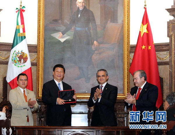 President Xi presented with 'key to Prague'